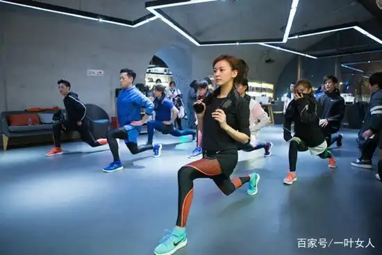 健身明星女图片_女明星健身标准图_健身明星标准图女士