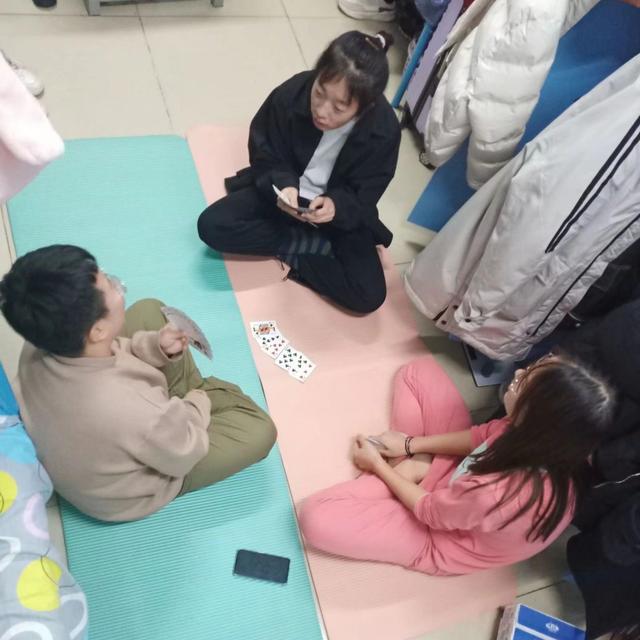 搞笑日常家庭学生文案_家庭搞笑日常学生_搞笑视频家庭