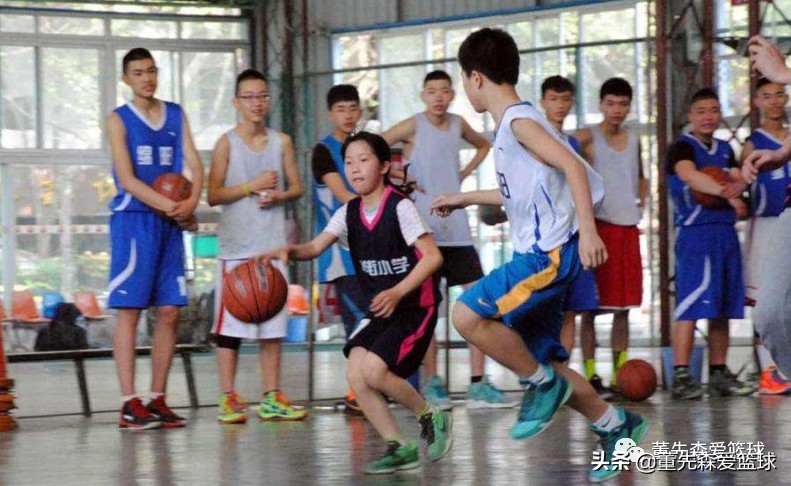 篮球高个子怎么打矮个子_打篮球技巧大个子_打篮球小个子打法